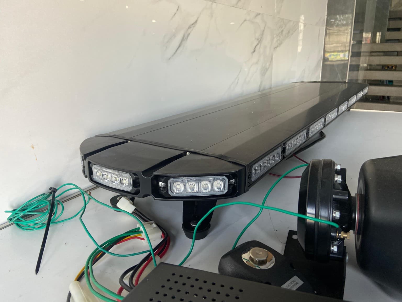 Detail modul LED Bramastra, kabel penghubung, dan komponen sistem peringatan