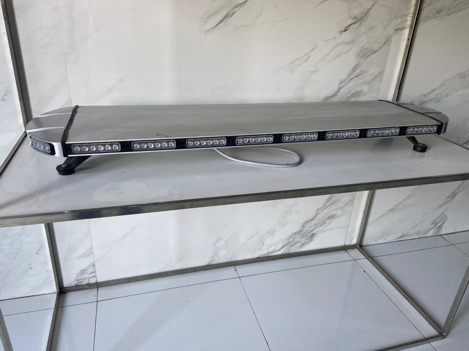 Lightbar Bramastra dengan rangka logam dan deretan modul LED, tampak depan